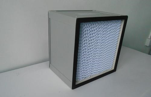 新款ULPA高效過濾器的濾芯用超細(xì)玻璃纖維濾料經(jīng)打膠折疊而成，外框可選用夾層木板、鍍鋅銅板、不銹鋼板及鋁合金板，通過聚氨酯膠緊密粘接，具有質(zhì)量輕、透氣量大，集塵率高達(dá)99.95-99.999%，且耐堿，耐高溫。ULPA過濾器用于電子廠、半導(dǎo)體、精密機(jī)械、制藥、醫(yī)院、食品等行業(yè)中對潔凈度要求交高的民用或工業(yè)潔凈廠所的末端過濾，下面由北方濾器為大家講解新款ULPA(超高效)過濾器的特點(diǎn)及參數(shù)